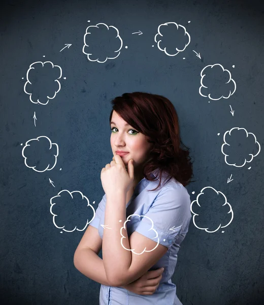 Jeune femme pensant avec la circulation des nuages autour de sa tête — Photo