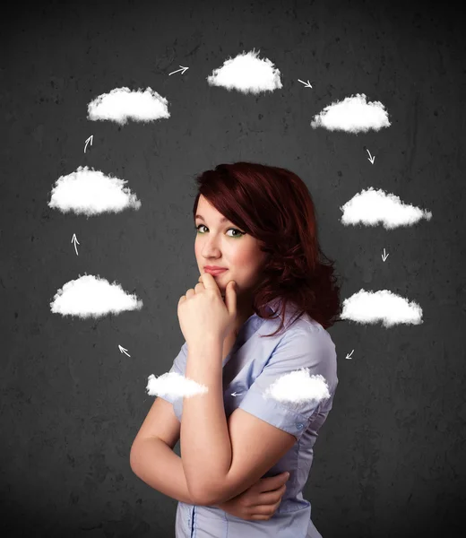 Молода жінка думає з хмарною циркуляцією навколо голови — стокове фото