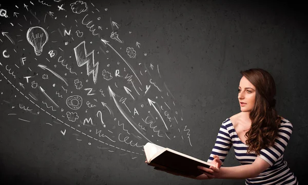 Young woman reading a book — Stock Photo, Image