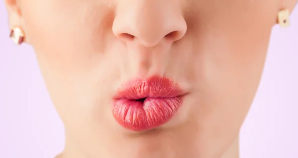 Hermosa mujer labios rojos de cerca — Foto de Stock