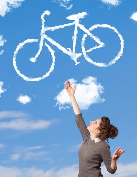 Meisje kijkend naar fiets wolken op blauwe hemel — Stockfoto