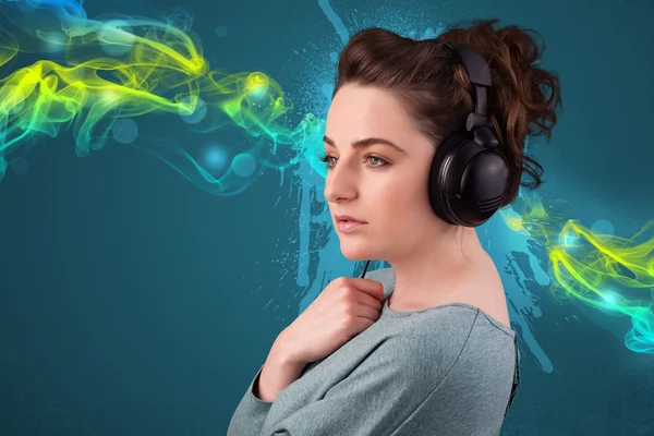 Young woman listening to music with headphones — Stock Photo, Image