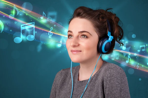 Mujer joven escuchando música con auriculares —  Fotos de Stock