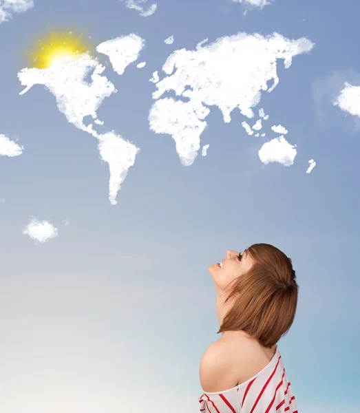 Chica joven mirando las nubes del mundo y el sol en el cielo azul — Foto de Stock