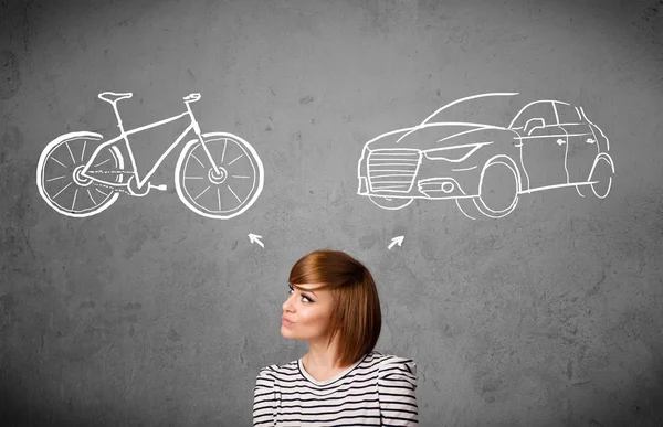 Kvinna att göra ett val mellan cykel- och — Stockfoto