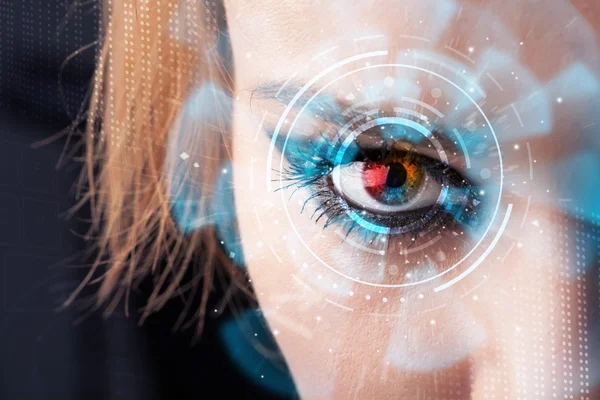 Zukünftige Frau mit Cyber-Technologie Eye Panel-Konzept — Stockfoto