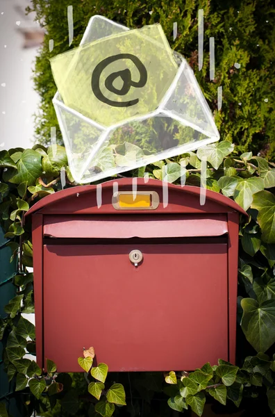 Posta kutusuna e- posta işareti konan zarf — Stok fotoğraf