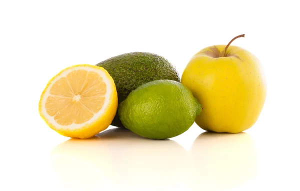 Frutas frescas tropicales saludables sobre fondo blanco — Foto de Stock