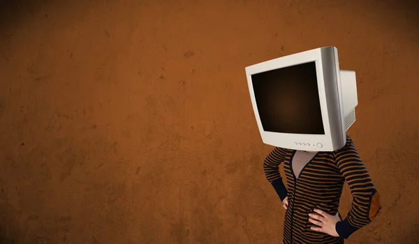 Chica con un monitor en la cabeza y copyspace marrón vacío —  Fotos de Stock