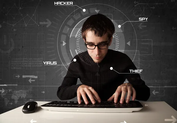 Joven hacker en el medio ambiente futurista hacking personal informati —  Fotos de Stock