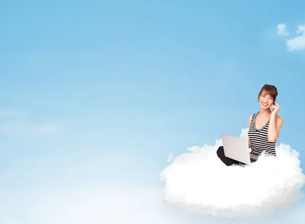 Jeune femme avec ordinateur portable assis sur le nuage avec espace de copie — Photo