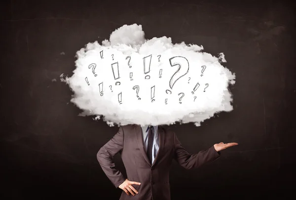 İş adamı kafasında soru ve ünlem işaretleri ile bulutlu — Stok fotoğraf