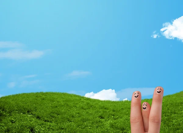 Vrolijke vingerglimlachen met landschap op de achtergrond — Stockfoto