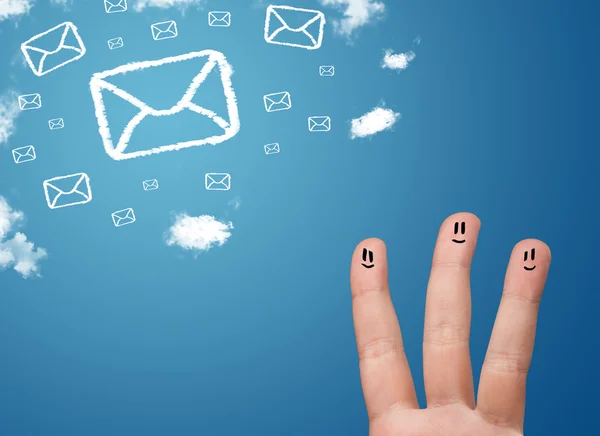 Glückliche Smiley-Finger beim Anblick von Mail-Icons aus Wolken — Stockfoto