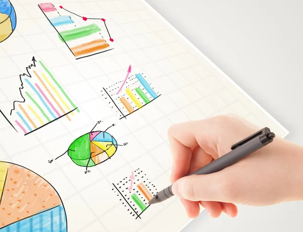 Zakelijke persoon tekening kleurrijke grafieken en pictogrammen op papier — Stockfoto