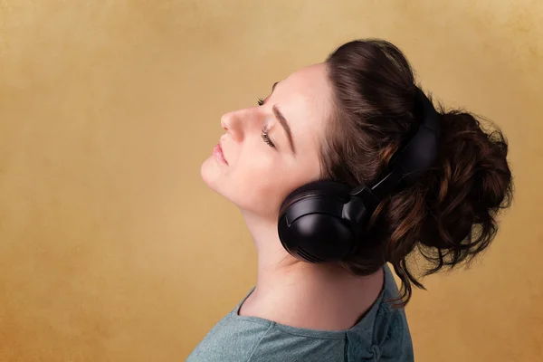 Jonge vrouw met koptelefoon luisteren naar muziek met kopie ruimte Rechtenvrije Stockfoto's