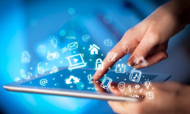 Tablet bilgisayarı üzerinde parmak işareti, sosyal medya kavramı