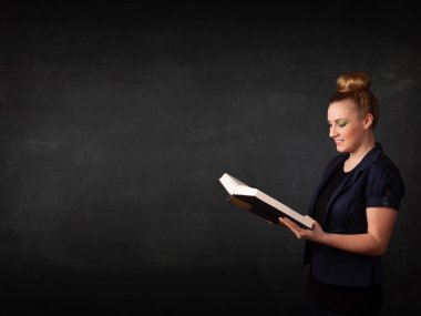 genç bayan bir kitap okuma