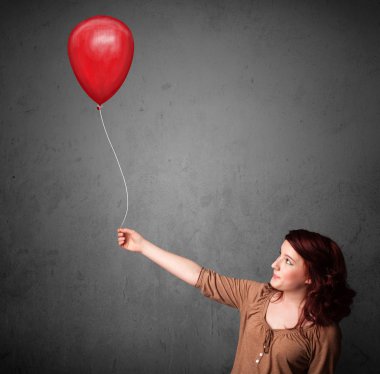 Kırmızı balon tutan kadın