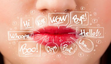 Beyaz baloncuklu güzel kırmızı dudaklar.