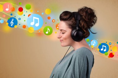 Kulaklıkla müzik dinleyen genç bir kadın. 