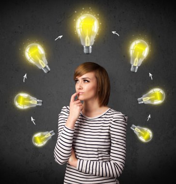 genç kadın başının etrafında dolaşım ampul ile düşünme