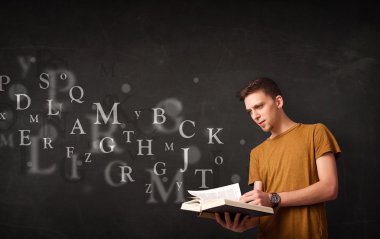 genç adam alfabesi harfleri ile kitap okuma