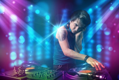 dj müzik kulübünde mavi ve mor ışık ile karıştırma