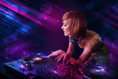 Genç dj turntable renk ışık efektleri ile oynama