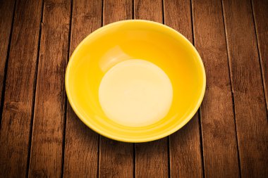 Çirkin arkaplan masasında renkli boş tabak 