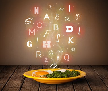 Tahtada renkli harflerle taze aşçı yemeği. 