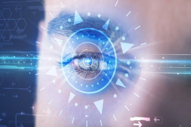 Siber teknoloji gözü mavi iris bakarak adam