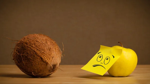 苹果与粘滞便笺在椰子悲伤地望着 — 图库照片