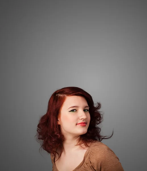 Nachdenkliche junge Frau gestikuliert mit Kopierraum — Stockfoto