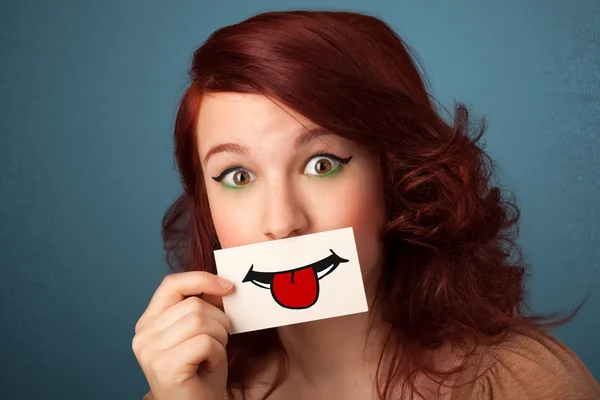 재미 있는 스마일 카드를 들고 행복 한 예쁜 여자 — 스톡 사진
