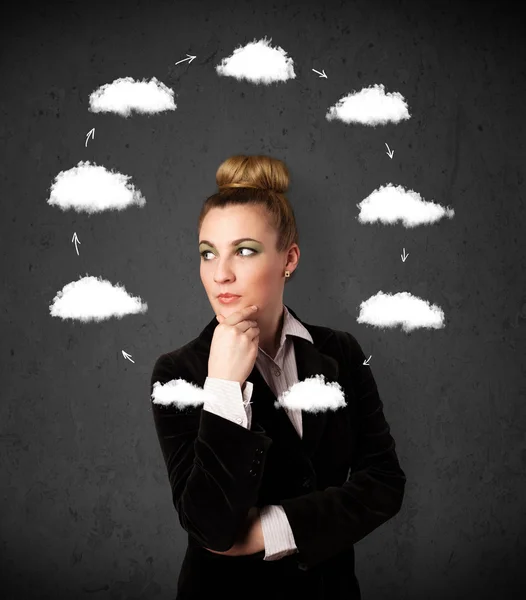 Mujer joven pensando con la circulación de nubes alrededor de su cabeza — Foto de Stock