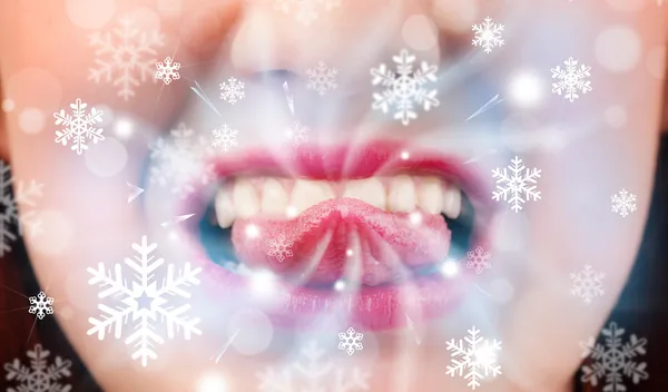 Bella donna bocca soffiando freddo brezza — Foto Stock