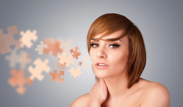 Krásná mladá dívka s kůží puzzle obrázku — Stock fotografie