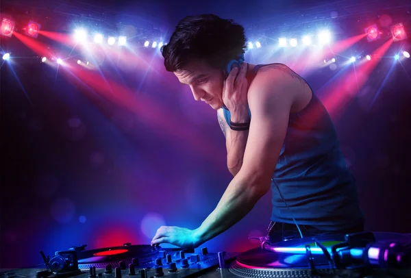 Adolescente dj mezcla de registros delante de una multitud en el escenario — Foto de Stock