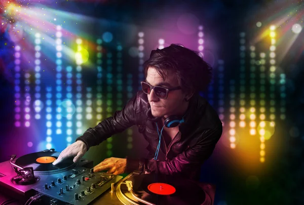 dj ışık gösterisi ile bir disko şarkıları çalma