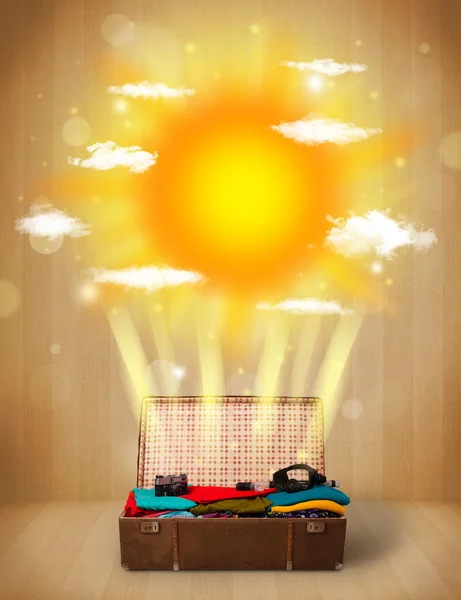 Φωτεινό ήλιο με σύννεφα και τουριστικά τσάντα — Φωτογραφία Αρχείου