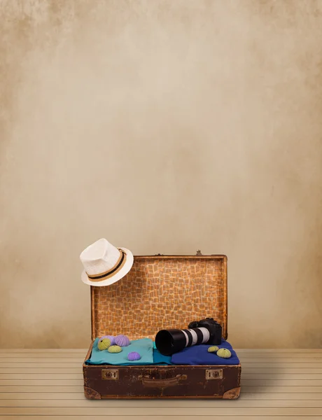 Retro turist bagage med färgglada kläder och copyspace — Stockfoto