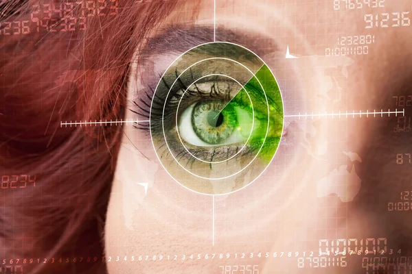 Mulher cibernética com olho alvo militar moderno — Fotografia de Stock