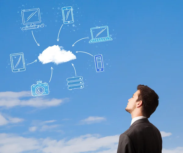 Beau homme regardant le concept de cloud computing sur ciel bleu — Photo