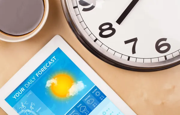Tablet pc mostrando previsão do tempo na tela com uma xícara de café — Fotografia de Stock