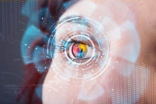 Toekomstige vrouw met cyber technologie oog deelvenster concept — Stockfoto