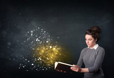 Genç Bayan büyülü kitap okuma