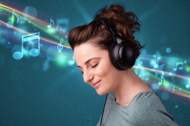 Kulaklıkla müzik dinleyen genç bir kadın.