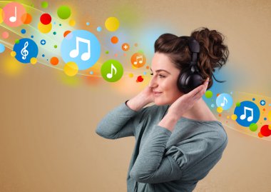 Kulaklıkla müzik dinleyen genç bir kadın. 