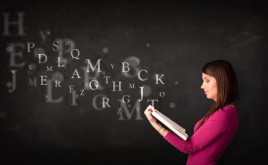 Genç Bayan alfabesi harfleri ile kitap okuma